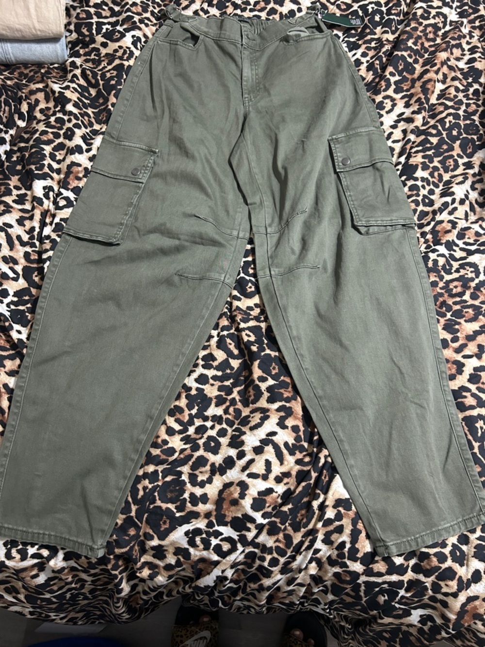 Woman Olive Cargo Pants - Classic Utility Style